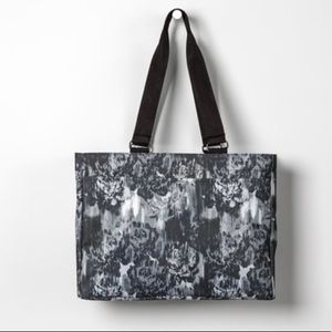 Thirt-One Everyday Essential Tote
